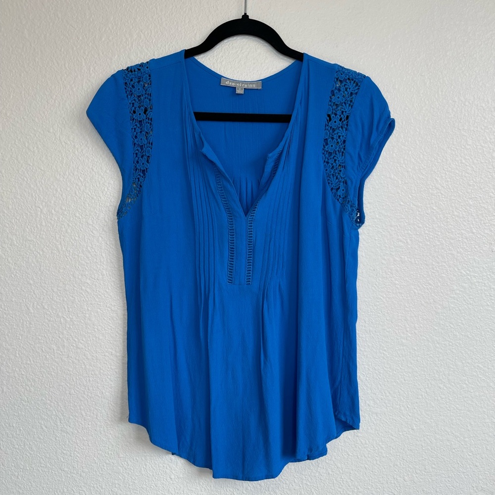 Daniel Rainn Blue Short Sleeve V-Neck SZ M